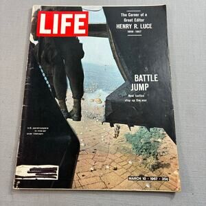 Vintage 1967 LIFE Magazine Vietnam War Paratroopers Battle Jump See Descr